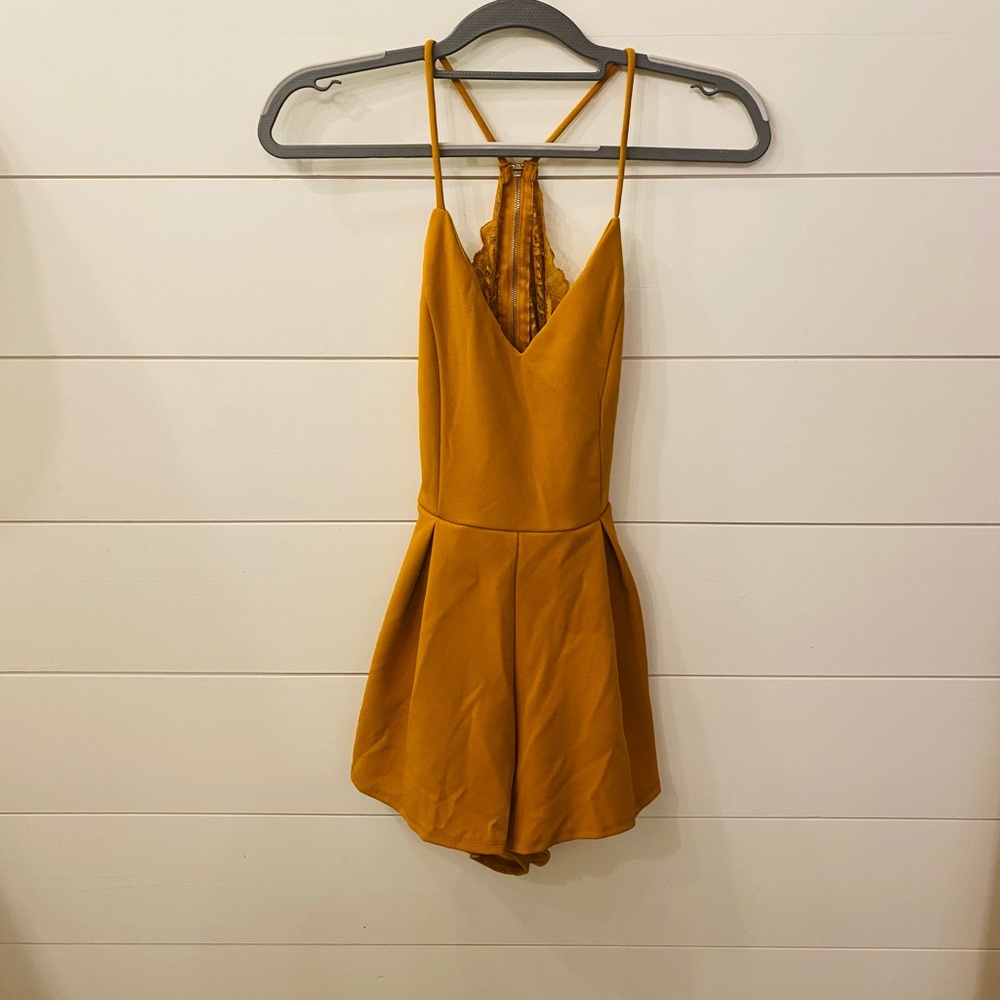 Women’s NWOT Petite Mind Code Romper. Size Small. Gold.